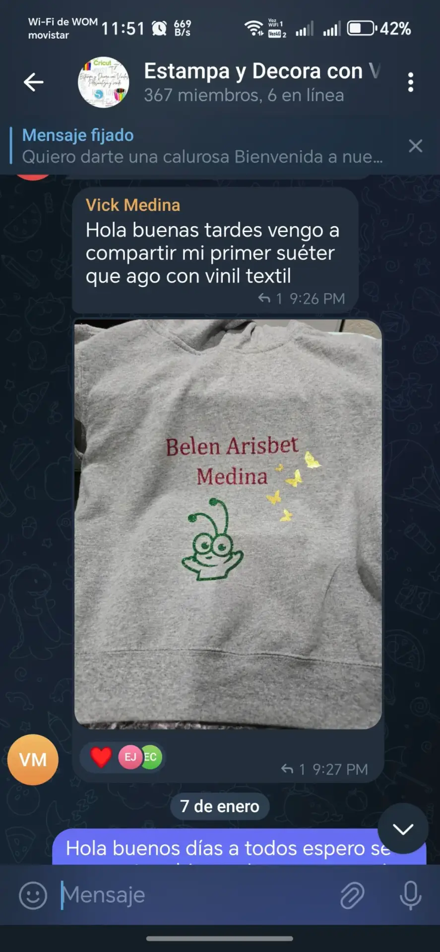 Mensaje real de alumna celebrando sus primeras ventas de productos personalizados